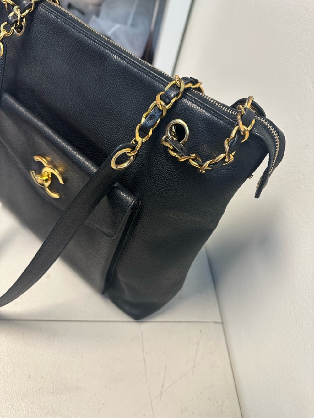 CHANEL Black Leather Shoulder Bag with Gold Hardware - Picture 4 of 17